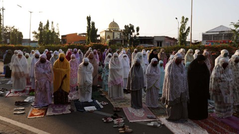 Ilustrasi salat Idul Adha di tengah pandemi. Foto: Willy Kurniawan/REUTERS