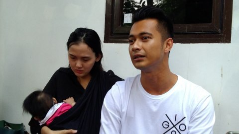 Eza Gionino dan istri, Meiza Aulia Chorita di Polres Bogor, Cibinong, Jawa Barat, Sabtu (16/11). Foto: Maria Gabrielle P.