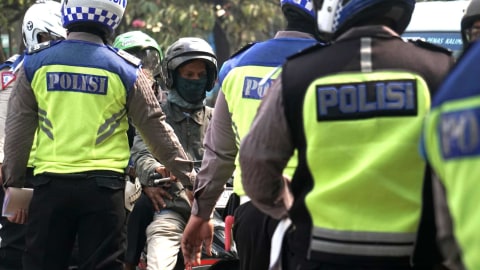 Satlantas Polres Jakarta Timur menggelar Operasi Patuh Jaya 2019 di Jalan D.I Panjaitan, Cawang, Kramat Jati, Jakarta Timur, pada Senin (2/9). Foto: Iqbal Firdaus/kumparan