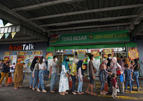 Foto: Giant Sempu di Banten Diserbu Pembeli Jelang Penutupan Gerai (2)