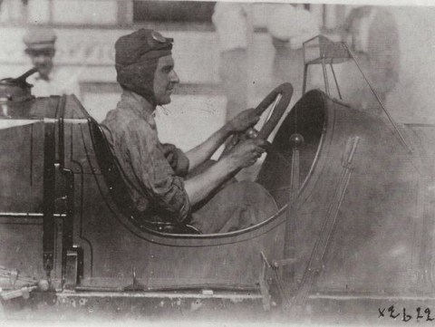Pebalap Indy Car, Ray Harroun dengan mobilnya yang dipasangkan spion. Foto: dok. Ebay Motors Blog