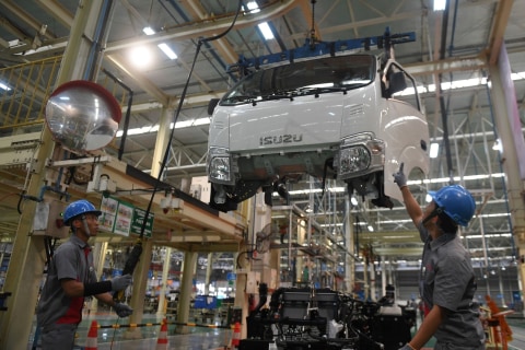 Sejumlah pekerja melakukan proses perakitan Isuzu Traga sebelum diekspor di Karawang Timur, Jawa Barat, Kamis (12/12/2019). Foto: ANTARA FOTO/Akbar Nugroho Gumay