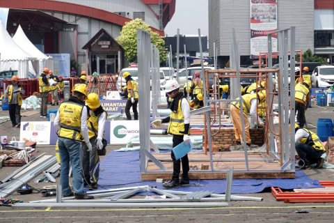 Peserta menyelesaikan konstruksi bangunan di Kompetisi Konstruksi Indonesia di Jakarta Internasional Expo, Kemayoran, Jakarta (6/11). Foto: Iqbal Firdaus/kumparan 
