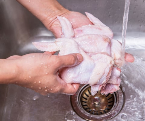 Ilustrasi mencuci ayam mentah Foto: dok.ShutterStock