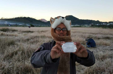 Embun Es akibat suhu ekstrem di Dieng, tepatnya di komplek Candi Arjuna. Foto: Dok. UPT Pengelola OW Dinas Pariwisata dan Kebudayaan Kabupaten Banjarnegara