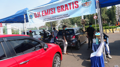 Petugas Badan Pengelolaan Lingkungan Hidup Daerah DKI Jakarta melakukan uji emisi kendaraan bermotor di Lapangan Monas, Jakarta. Foto: Iqbal Firdaus/kumparan