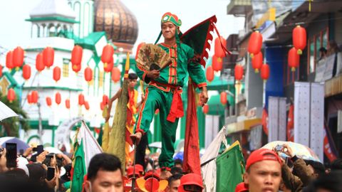 Seorang tatung (dukun Tionghoa yang kerasukan arwah leluhur) beratraksi saat mengikuti pawai perayaan Cap Go Meh di Kota Singkawang, Sabtu (8/2). Foto: ANTARA FOTO/HS Putra