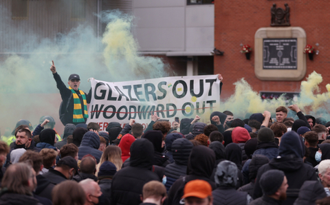 Pendukung MU gelar protes terhadap Keluarga Glazer. Foto: Molly Darlington/REUTERS