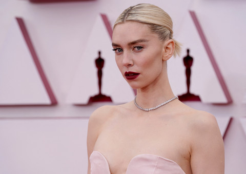 Vanessa Kirby pada Oscar 2021, di Union Station di Los Angeles, Minggu (25/4). Foto: Chris Pizzello/POOL/AFP