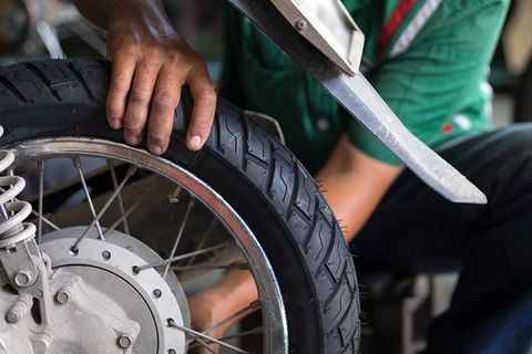 Ilustrasi mengganti ban baru pada motor. Foto: dok. Istimewa