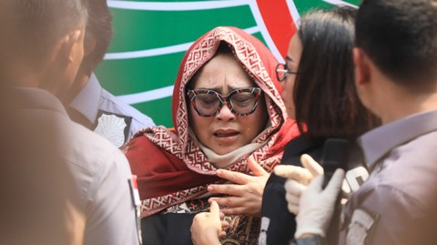 Komedian Nunung saat konfrensi pers di Polda Metro Jaya terkait kasus narkoba. Foto: Iqbal Firdaus/kumparan