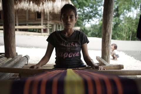 Perempuan Sumba sedang menenun. Foto: Faiz Zulfikar/kumparan