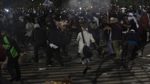 Demonstran terlibat kericuhan saat menggelar Aksi 22 Mei di depan gedung Bawaslu, Jakarta, Rabu (22/5/2019). Aksi unjuk rasa itu dilakukan menyikapi putusan hasil rekapitulasi nasional Pemilu serentak 2019. Foto: ANTARA FOTO/Indrianto Eko Suwarso