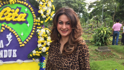 Diana Pungky saat hadir di pemakaman Ibunda Marini Zumarnis, TPU Karet Bivak, Jakarta, Jumat (8/2). Foto: Giovanni/kumparan