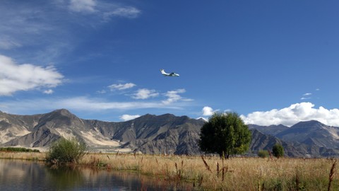 Ilustrasi pesawat yang terbang di atas pegunungan Tibet. Foto: Chunni4691/Shutterstock