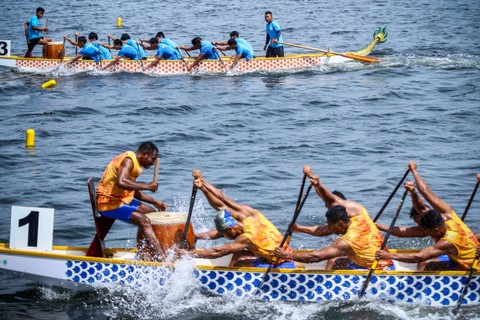 Dua tim dayung perahu naga terbuka putra memacu kecepatannya pada Kasal CUP 2021 di Pantai Festival Ancol, Jakarta, Sabtu (27/11/2021). Foto: Rivan Awal Lingga/ANTARA FOTO