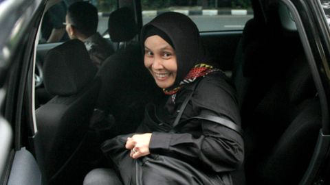 Anggota DPR RI, Riezky Aprilia, memasuki mobil usai menjalani pemeriksaan KPK, Jakarta, Jumat (7/2/2020). Foto: Nugroho Sejati/kumparan