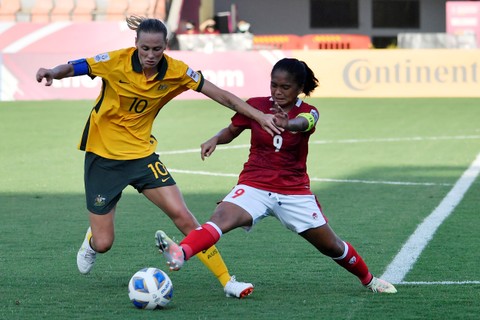Pemain Timnas putri Indonesia Ade Mustikiana Oktafiani (kanan) berebut bola dengan pemain Timnas putri Australia Emily van Egmond dalam laga Grup B Piala Asia 2022 di Stadion Mumbai Football Arena, Mumbai, India, Jumat (21/1/2022). Foto: AFC/HO ANTARA FOTO