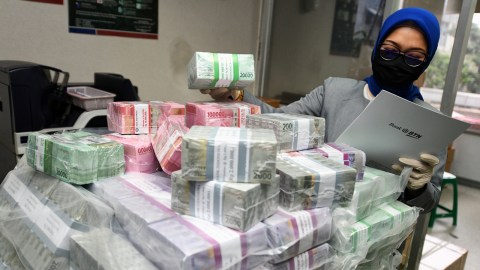 Seorang Petugas Teller PT Bank Tabungan Negara (Persero) Tbk. sedang menghitung uang kertas di Kantor Cabang Harmoni, Jakarta, Senin (18/5). Foto: Dok. BTN