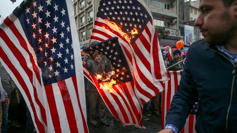 Sejumlah warga Iran membakar bendera Amerika Serikat dalam peringatan Hari Revolusi Islam di Iran. Foto: Kantor Berita Meghdad Madadi/Tasnim/melalui REUTERS