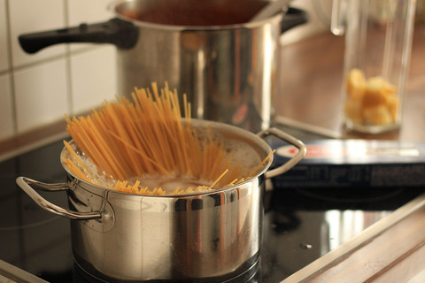 Ilustrasi memasak pasta Foto: Shutter Stock
