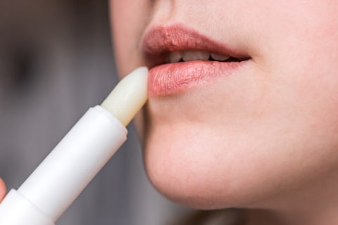 Menggunakan lip balm untuk melembabkan bibir Foto: Shutter Stock