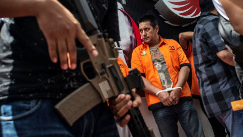 Tersangka aktor Ibrahim Salahuddin alias Ibra Azhari (kanan) dihadirkan dalam rilis penyalahgunaan narkotika di Dit Resnaroba Polda Metro Jaya, Jakarta.  Foto: ANTARA FOTO/Aprillio Akbar