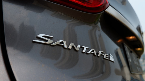 Emblem All new Hyundai Santa Fe Foto: Aditya Pratama Niagara/kumparanOTO