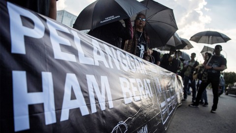 Aktivis membentangkan spanduk bertuliskan "Pelanggaran HAM Berat" di Aksi Kamisan ke-573 di depan Istana Negara, Jakarta, Kamis (7/2/2019). Foto: Irfan Adi Saputra/kumparan