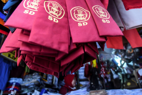 Pedagang seragam sekolah menunggu calon pembeli di Pasar Jatinegara, Jakarta. Foto: Muhammad Adimaja/ANTARA FOTO