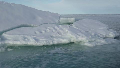 Bongkahan es terapung terlihat dari kapal ekspedisi The Greenpeace's Arctic Sunrise di Samudra Arktik, 14 September 2020.  Foto: Natalie Thomas/Reuters