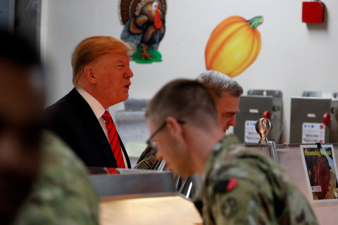 Presiden AS Donald Trump saat makan bersama pasukan AS selama kunjungan mendadak ke Pangkalan Udara Bagram, Afghanistan, Kamis (28/11/2019). Foto: REUTERS/Tom Brenner