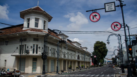 Suasana Kawasan Asia Afrika yang ditutup untuk umum di Bandung, Jawa Barat, Jumat (3/4/2020). Foto: Antara/Novrian Arbi