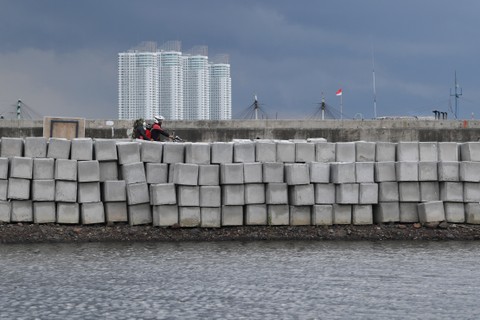 Suasana pembangunan tanggul pengaman laut atau National Capital Integrated Coastal Development (NCICD) di Kawasan Muara Baru Jakarta, Senin (10/1). Foto: Wahyu Putro A/ANTARA FOTO