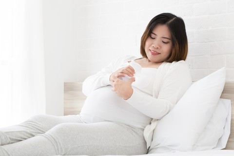 Ibu hamil yang menyusui sedang memompa ASI. Foto: Shutter Stock