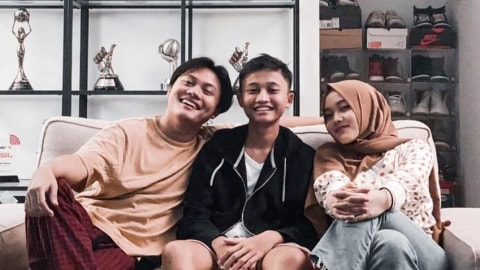 Anak Sule, Rizwan (tengah), bersama kedua kakaknya. Foto: Instagram/@rizwanfadilah.a.s 