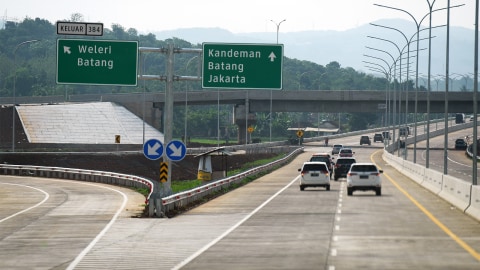 Sejumlah kendaraan melintasi di jalan Tol Batang Semarang. Foto: ANTARA FOTO/Zabur Karuru