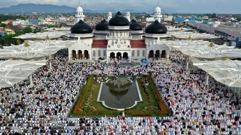Umat muslim memadati Masjid Raya Baiturrahman untuk melaksanakan ibadah shalat Id atau sembahyang hari Raya Idul Fitri di Banda Aceh, Aceh, Rabu (5/6). Foto: ANTARA FOTO / Irwansyah Putra