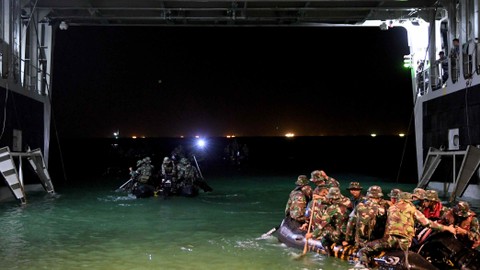 Sejumlah prajurit dari Batalyon Infanteri (Yonif) 6 Korps Marinir mengoperasikan perahu karet dari KRI Semarang-594 di perairan Kep. Seribu, Jakarta. Foto: M Risyal Hidayat/Antara Foto