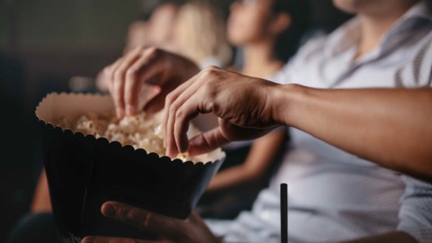 Ilustrasi menonton film di bioskop. Foto: Shutterstock