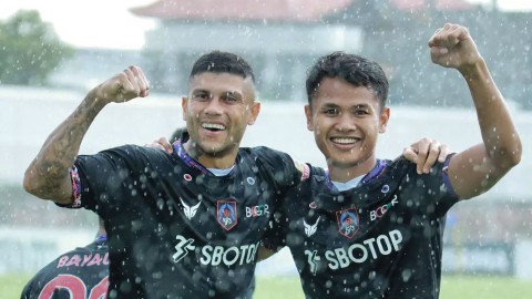 Dimas Drajad (kanan) melakukan selebrasi bersama Ciro Alves usai mencetak gol pembuka di laga Persikabo melawan Barito Putera di Liga 1 2022/23. Foto: Instagram.com/officialpersikabo/
