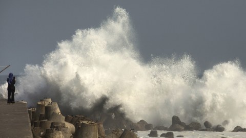 Wisatawan mengamati ombak tinggi di kawasan wisata Pantai Glagah, Temon, Kulonprogo, Daerah Istimewa Yogyakarta (DIY), Jumat (20/7). Foto: ANTARA FOTO/Andreas Fitri Atmoko