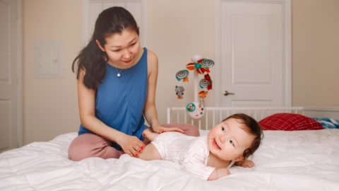 Ilustrasi pijat bayi. Foto: Shutterstock