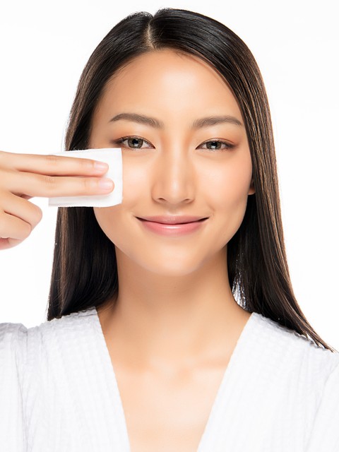 Ilustrasi perempuan menggunakan toner. Foto: Shutter Stock