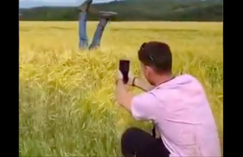 Dengan Teknik Sederhana, Pria Ini Bikin Video Keren Pakai Kamera Ponsel