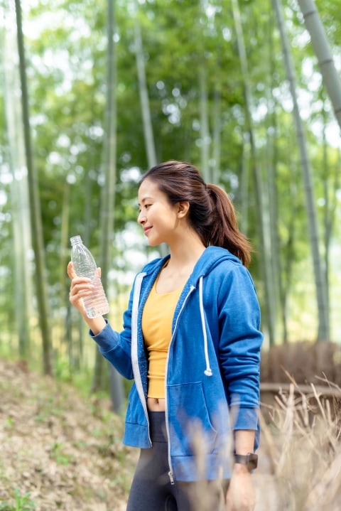 Ilustrasi perempuan jalan kaki.   Foto: Shutterstock