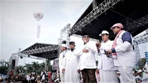 Prabowo menyapa peserta Reuni 212 di Monas, Jakarta, 2 Desember 2018. Foto: Nugroho Sejati/kumparan