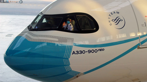Pesawat Garuda Indonesia Airbus A330-900neo yang menampilkan visual masker di Hanggar GMF AeroAsia Bandara Soekarno Hatta, Tangerang, Banten, Kamis (1/10). Foto: Muhammad Iqbal/ANTARA FOTO