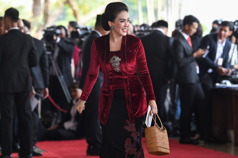 Artis Rieke Diah Pitaloka berjalan menyapa wartawan sebelum mengikuti pelantikan anggota Dewan Perwakilan Rakyat (DPR) periode 2019-2024 di Ruang Rapat Paripurna, Kompleks Parlemen, Senayan, Jakarta, Selasa, (1/10/2019). Foto: ANTARA FOTO/Nova Wahyudi