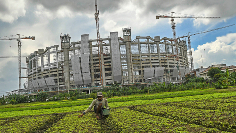 Foto: Pengangkatan Rangka Atap Jakarta International Stadium
